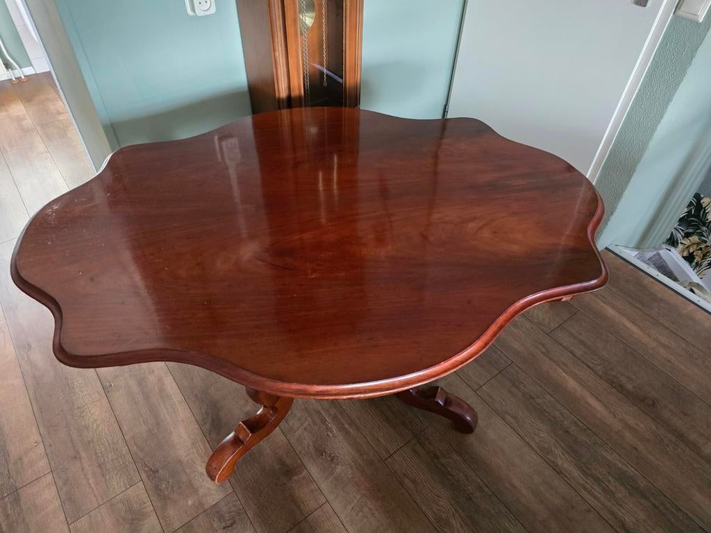 Antieke eettafel met gebruikerssporen, Ophalen