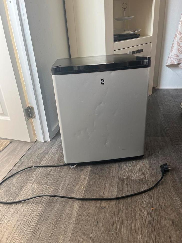 Compacte mini koelkast - Ideaal voor kleine ruimtes, Witgoed en Apparatuur, Koelkasten en IJskasten, Gebruikt, Zonder vriesvak