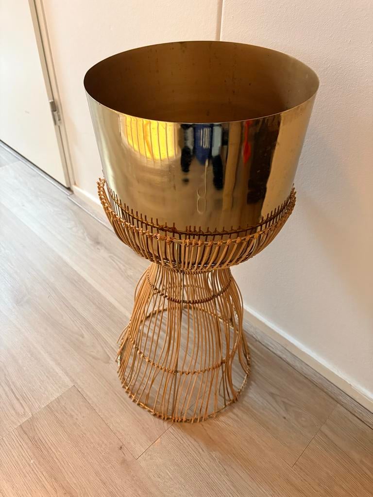 Gouden plantenbak met rotan onderstel, Huis en Inrichting, Overige materialen, Gebruikt, Overige kleuren, Ophalen of Verzenden