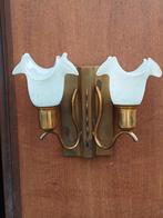 Vintage messing wandlamp met opaline glazen kappen, Ophalen of Verzenden