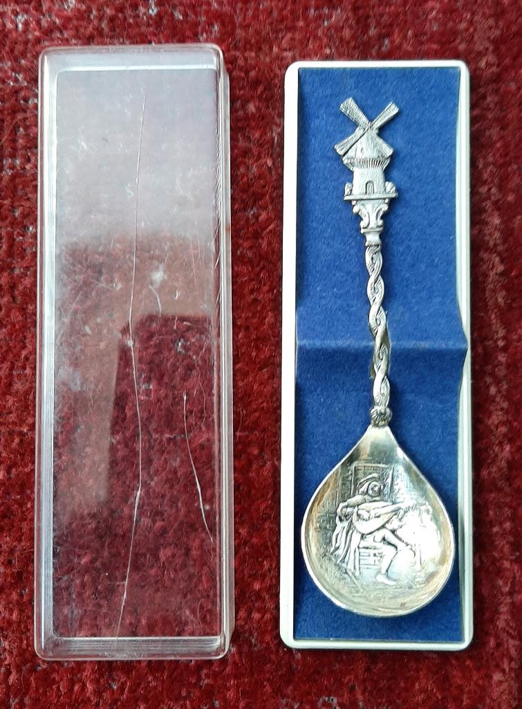 Zilverstad Pleet lepeltje met muziekatafereel en molen zgan!, Ophalen of Verzenden