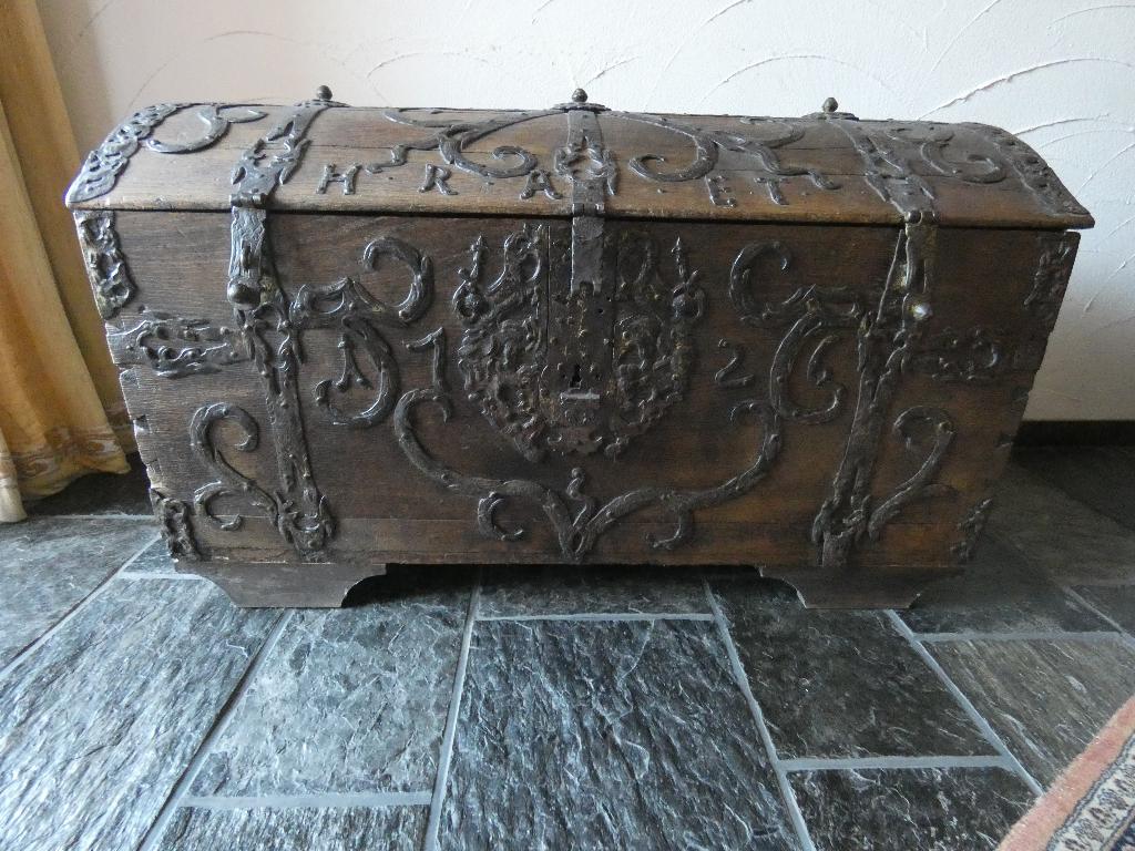 Antieke eikenhouten kist met smeedijzeren beslag ca.18e eeuw, Antiek en Kunst, Ophalen