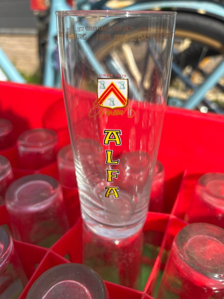 50 Alfa bierglazen in krat, Ophalen, Gebruikt, Bierglas