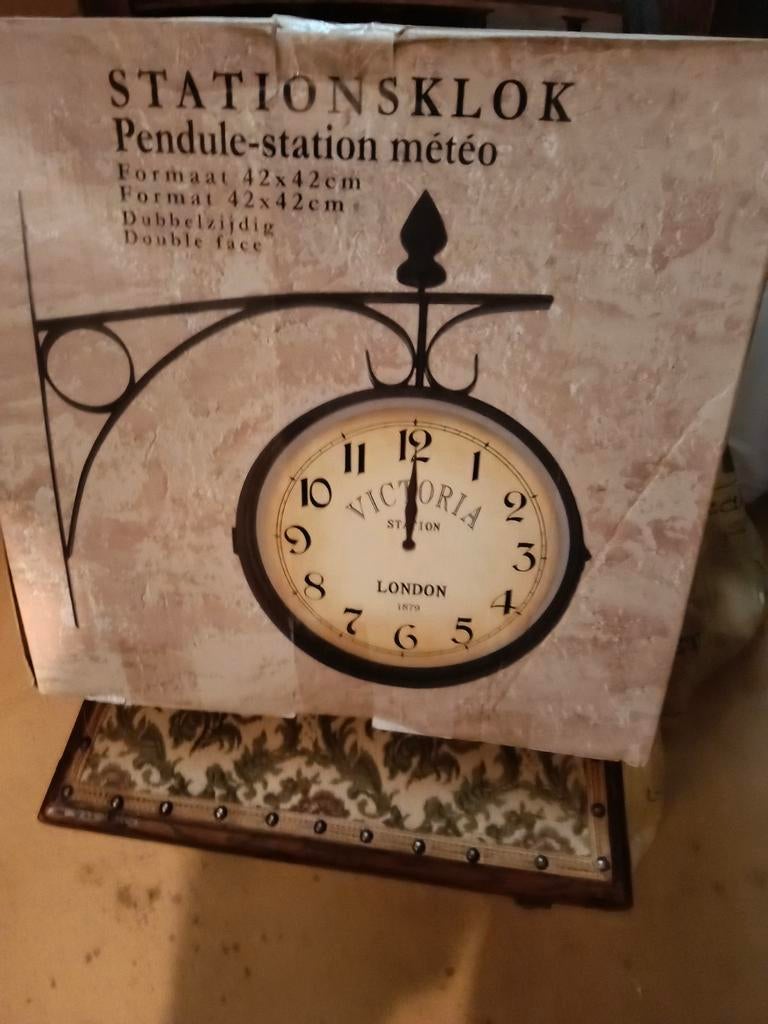 Victoria Station Dubbelzijdige Wandklok - Nieuw in doos, Ophalen of Verzenden, Nieuw, Analoog, Wandklok