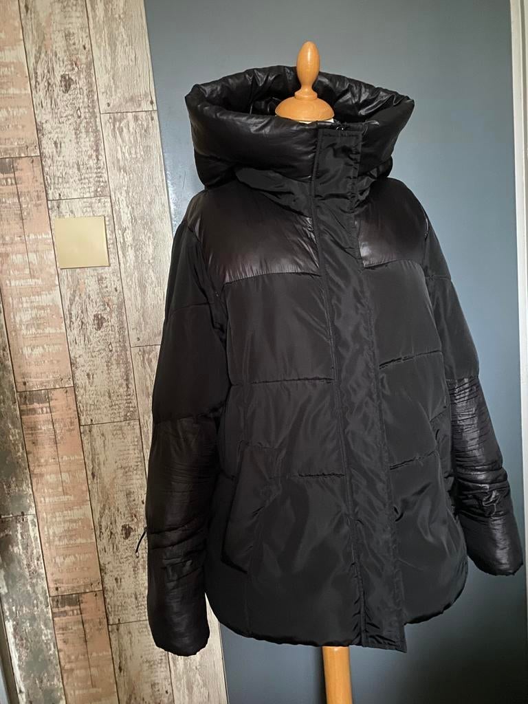 JESSICA SIMPSON zwarte winterjas met capuchon, maat M/ L., Ophalen of Verzenden, Zo goed als nieuw, Maat 42/44 (L), Zwart