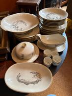 Vintage porseleinen servies met gouden rand en landschap, Ophalen