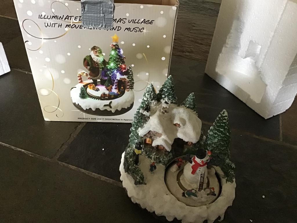 kerstdecor, draaiende sneeuwpop en muziek, Ophalen, Zo goed als nieuw
