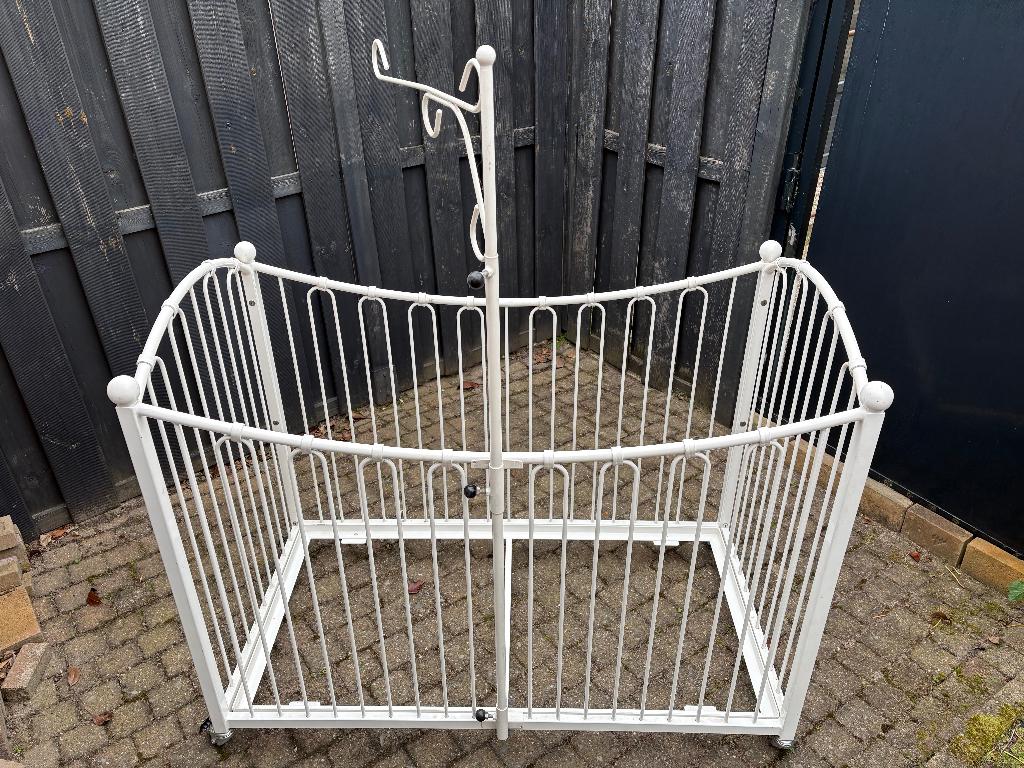 Wit ijzeren handgemaakt baby bed, Ophalen, Zo goed als nieuw, Lattenbodem, Minder dan 140 cm