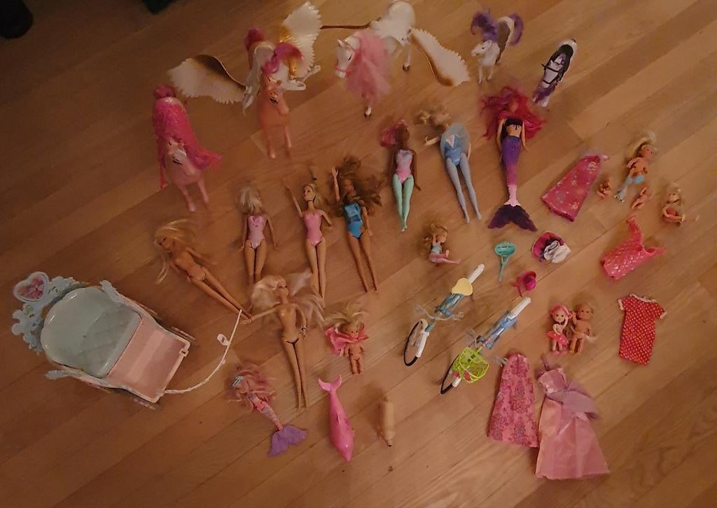 Grote Barbie collectie: poppen, rijtuig, paarden, kleding, Ophalen of Verzenden, Gebruikt, Barbie