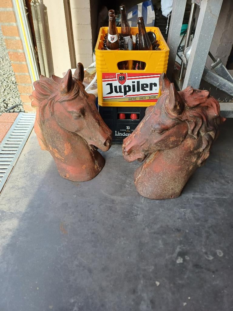 2 oude gietijzeren  paardekoppen, Ophalen