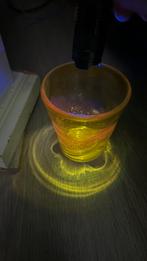 Geel glas wat oplicht met uv licht. Jaren 60/70, Ophalen of Verzenden