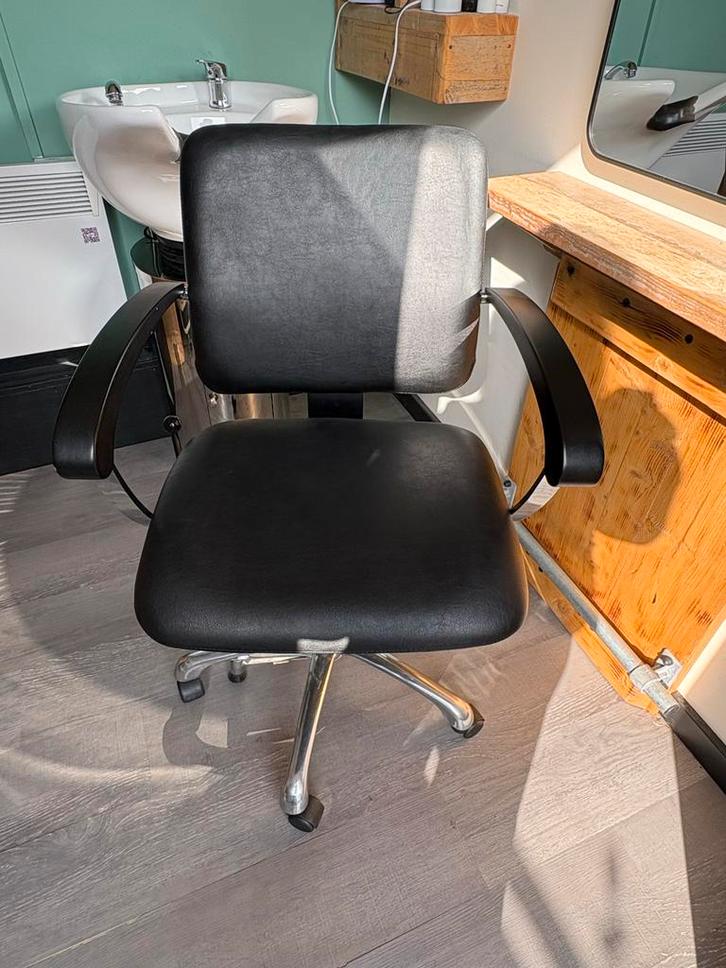 Comair Kantelbare en Verrijdbare Kappersstoel Zwart, Sieraden, Tassen en Uiterlijk, Uiterlijk | Haarverzorging, Zo goed als nieuw