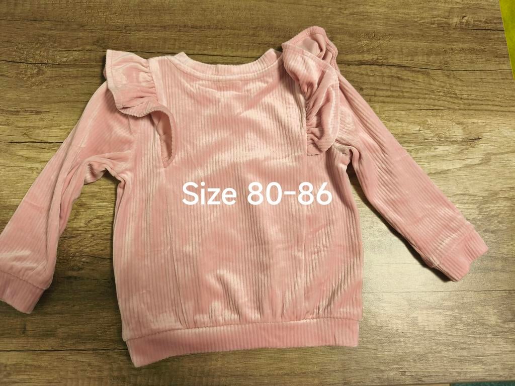 Roze ribfluwelen trui met ruches - Maat 80-86, Kinderen en Baby's, Babykleding | Maat 80, Ophalen of Verzenden, Zo goed als nieuw