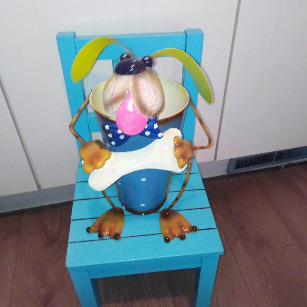 Metalen hond met botje en plantenbakje, Tuin en Terras, Ophalen of Verzenden, Zo goed als nieuw, Balkon, Metaal