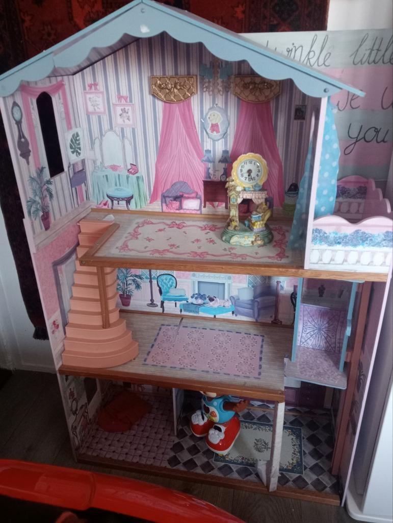 Poppenhuis met werkende lift - Zo goed als nieuw, Kinderen en Baby's, Speelgoed | Poppenhuizen, Ophalen of Verzenden, Zo goed als nieuw