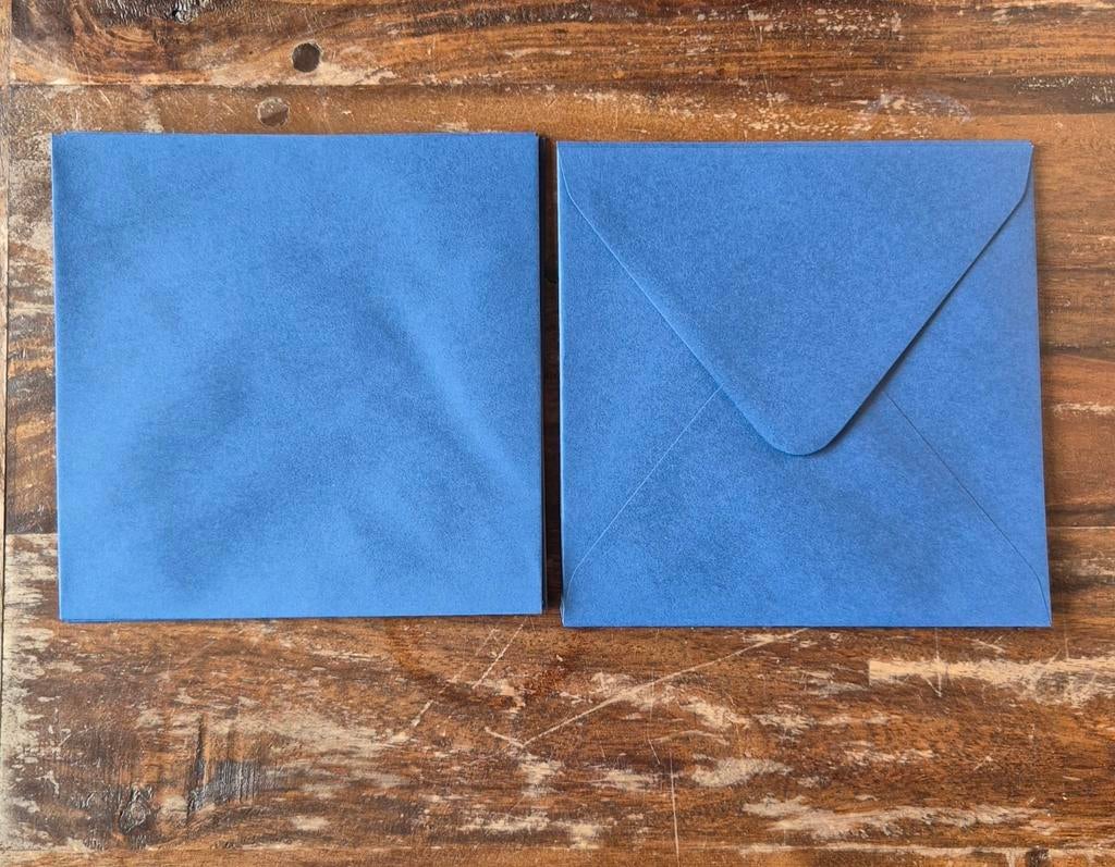 415 blauwe enveloppen.
16x16 cm., Ophalen of Verzenden, Nieuw