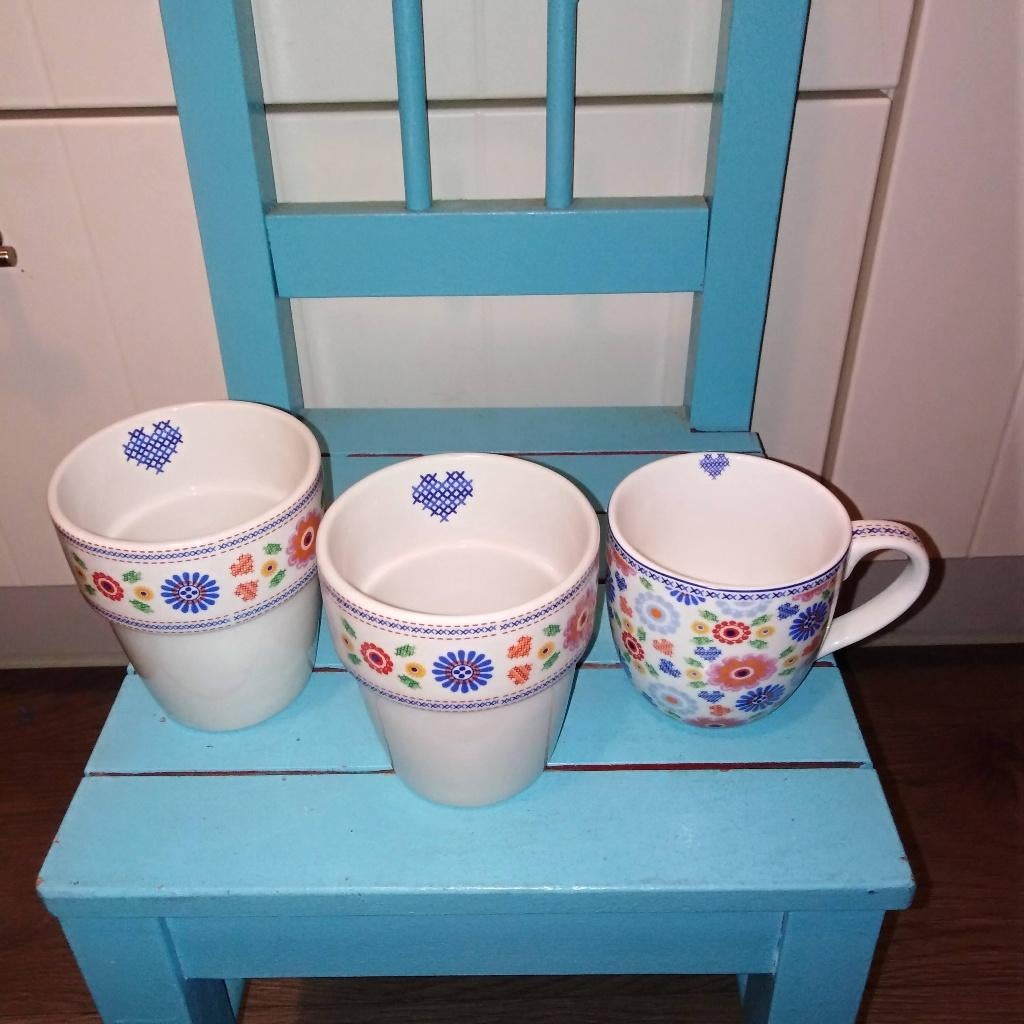 Kakelbont servies: 2 bekers en 2 mokjes - Yvon Jaspers, Glas of Glazen, Gebruikt, Ophalen of Verzenden, Overige stijlen