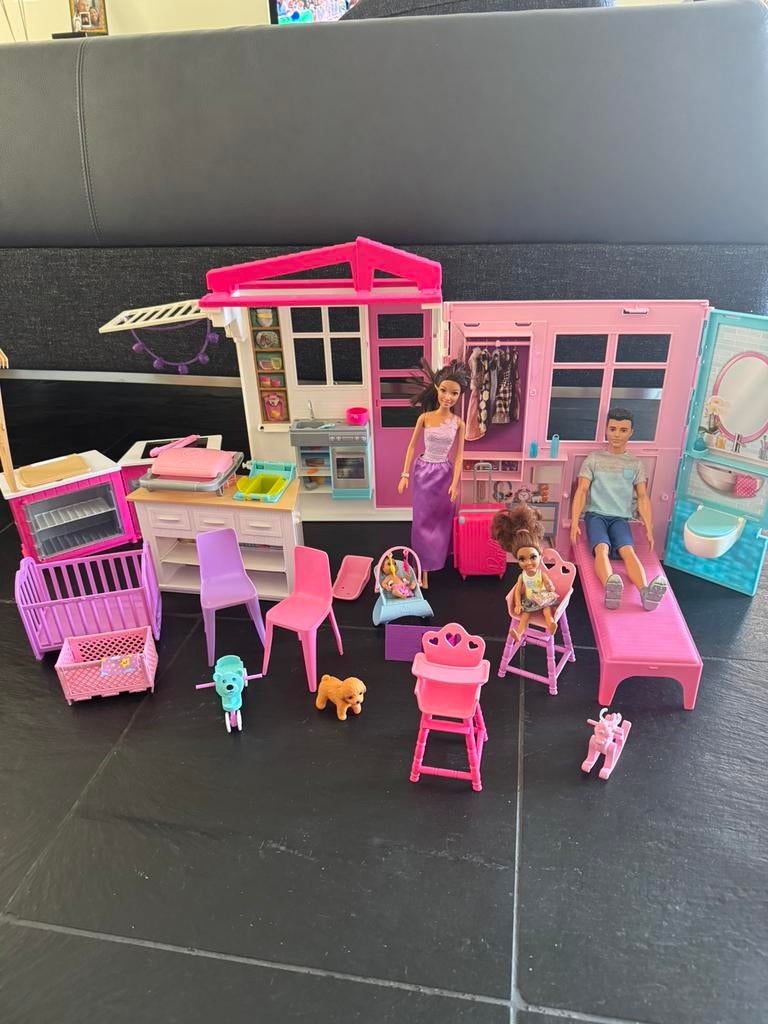 Barbiehuis incl Barbie en Ken, Kinderen en Baby's, Speelgoed | Poppenhuizen, Ophalen, Zo goed als nieuw, Toebehoren