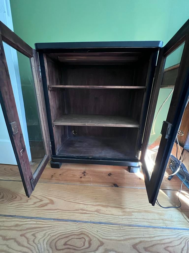 Mooi houten kastje met glazen deuren en werkend slot, Huis en Inrichting, Kasten | Vitrinekasten, Ophalen, Gebruikt, 50 tot 100 cm