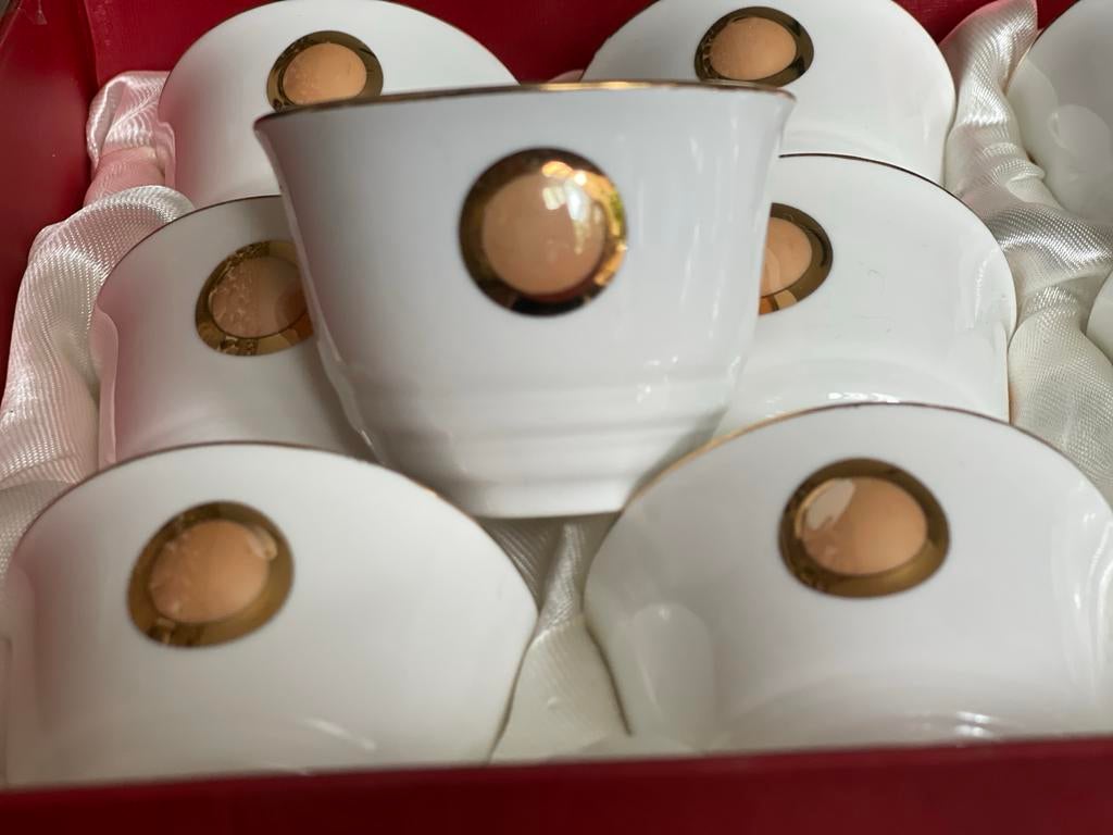 Set van 12 kleine witte kopjes met gouden details, Ophalen, Keramiek, Zo goed als nieuw, Effen