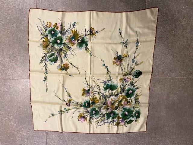 Cremekleurige foulard met bloemenprint, Ophalen of Verzenden, Zo goed als nieuw, Maat 46/48 (XL) of groter, Sjaal