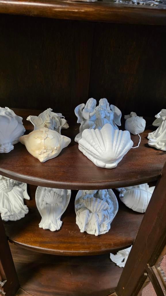 Collectie van 10 antieke Franse biscuit wijwaterbakjes