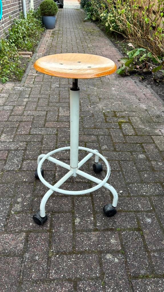 Retro originele schoolkruk- in hoogte verstelbaar- op wielen, Ophalen of Verzenden, In hoogte verstelbaar, Gebruikt, IJzer