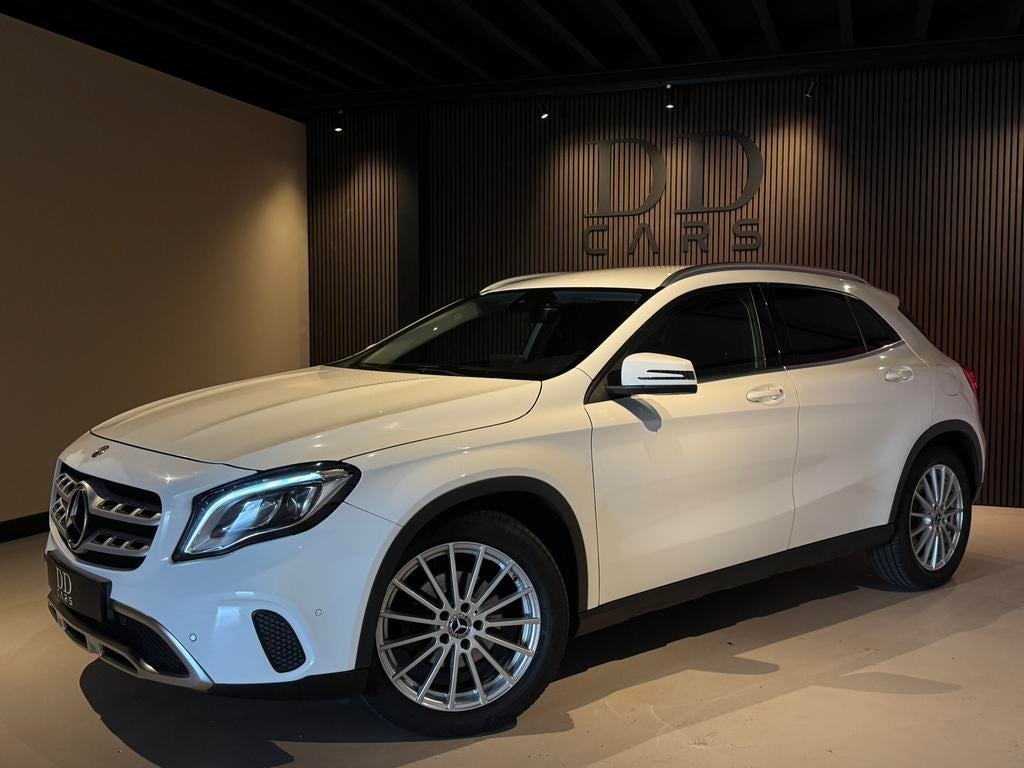 Mercedes-Benz GLA 180 | Facelift | Camera | Leder | Sport |, Auto's, Mercedes-Benz, Zwart, 4 cilinders, 715 kg, 1335 kg