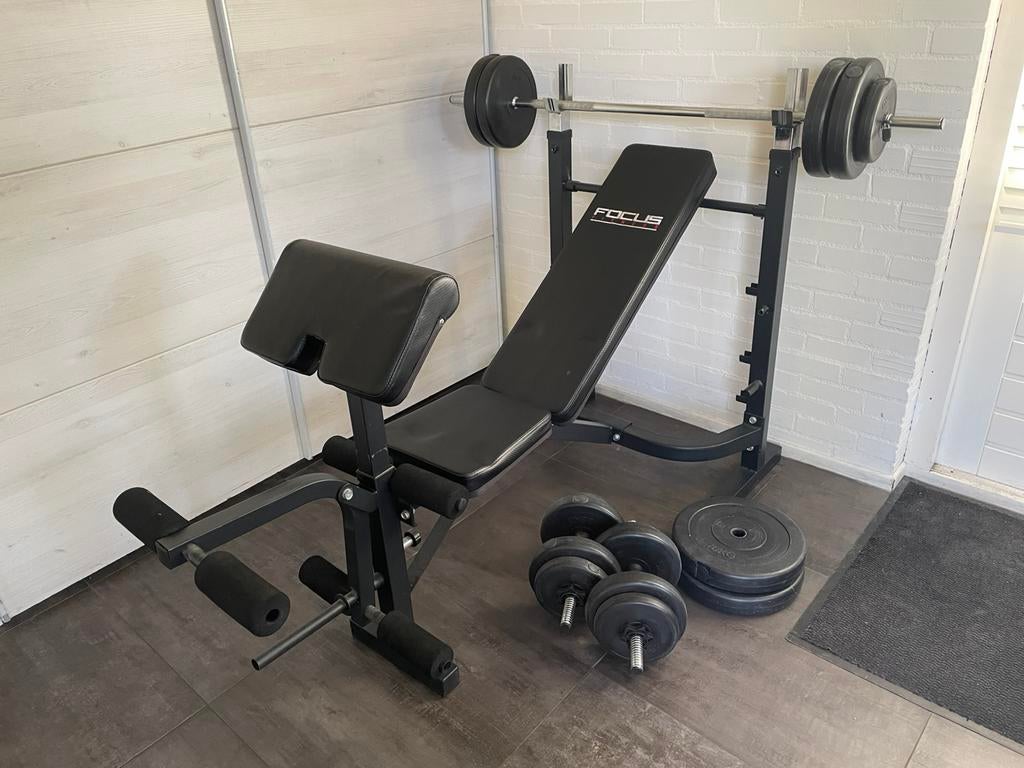 Fitnessbank met diverse gewichten, Sport en Fitness, Fitnessmaterialen, Gebruikt, Fitnessbank, Ophalen