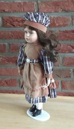 pop porselein, volgnr 9, Verzamelen, Poppen, Ophalen of Verzenden, Zo goed als nieuw, Pop