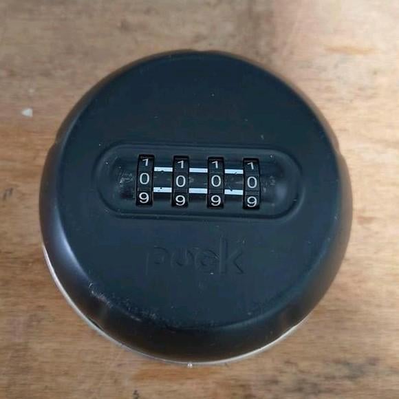 Sleutelkluis PUCK met bevestigingmateriaal, Doe-het-zelf en Verbouw, Hang- en Sluitwerk, Ophalen of Verzenden, Gebruikt, IJzer