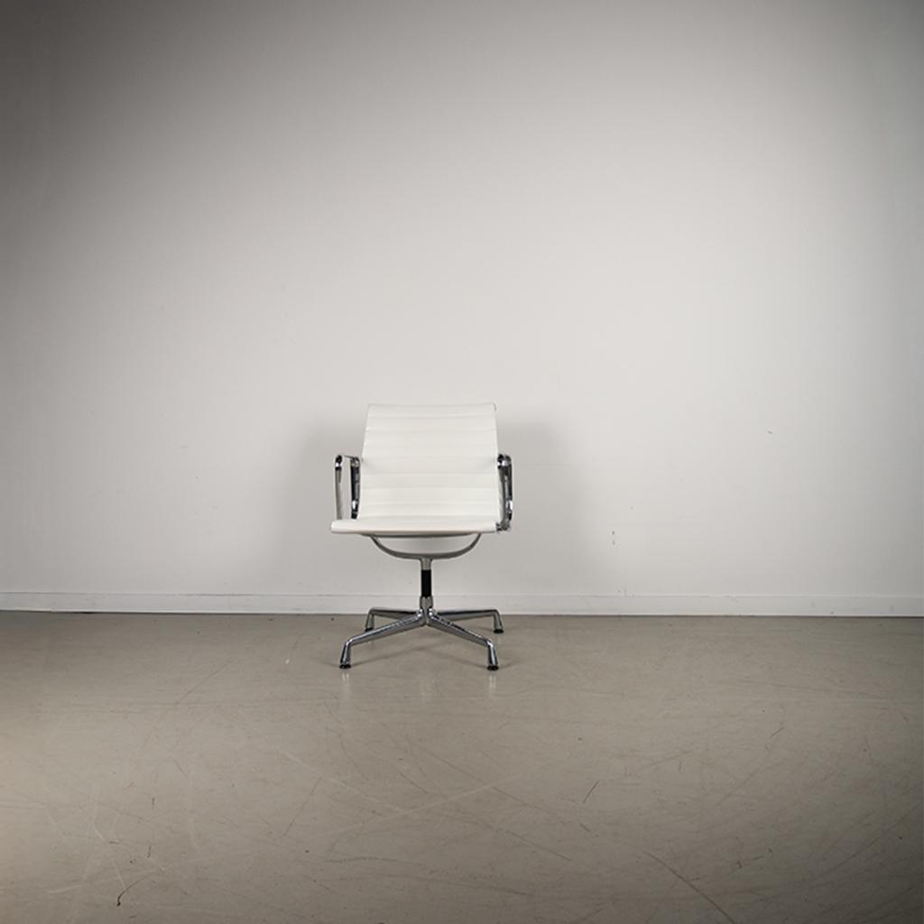 48x Vitra Eames EA 108 Stoel Wit Leer – Chroom, Niet ingevuld, Wit, Niet ingevuld, Ophalen of Verzenden