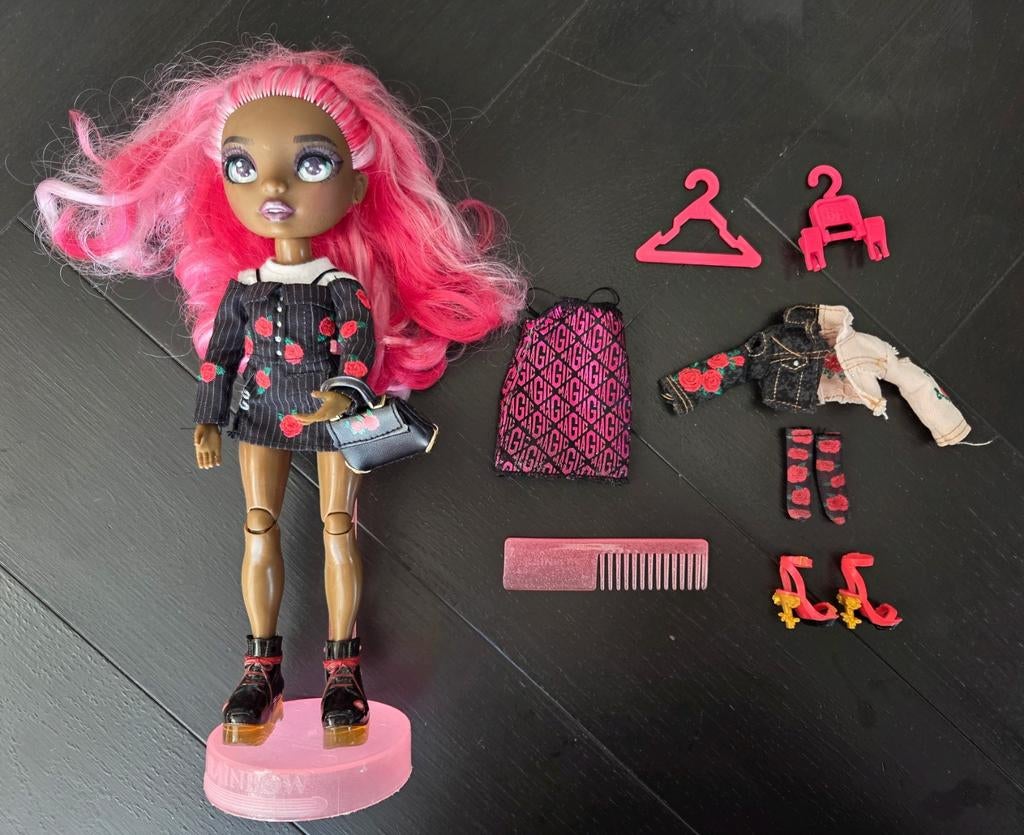 Rainbow High Daria Roselyn modepop, Kinderen en Baby's, Speelgoed | Poppen, Ophalen of Verzenden, Zo goed als nieuw, Overige typen