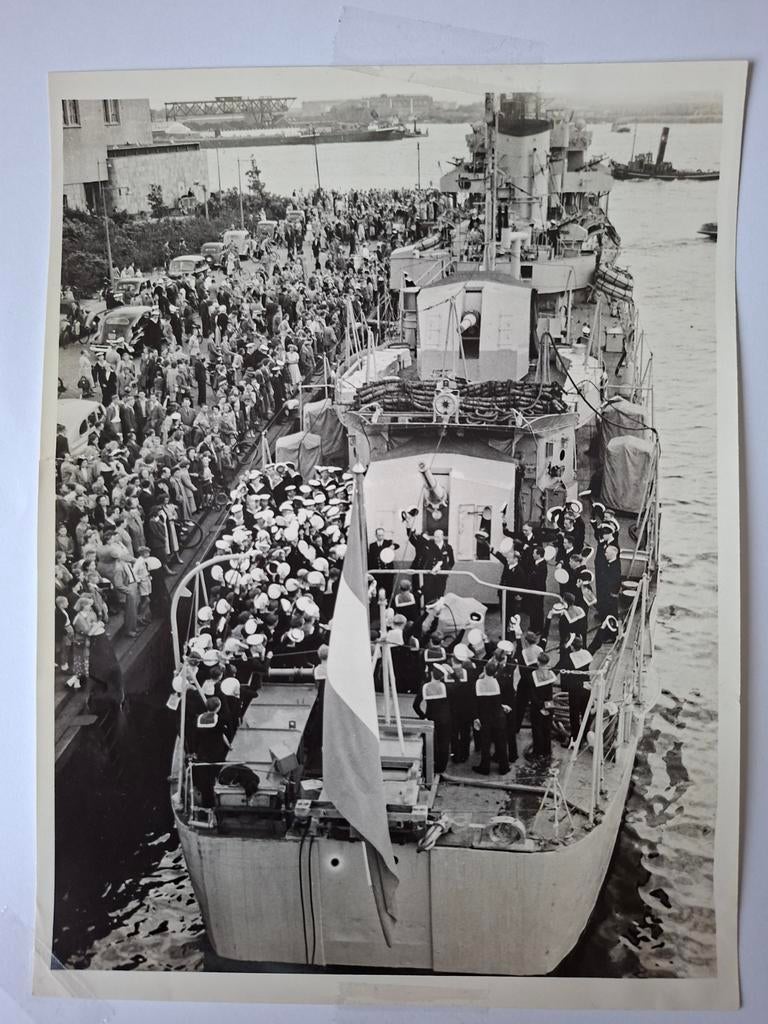 Foto zwart/ wit van Marinefregat met marinepersoneel, Antiek en Kunst, Ophalen of Verzenden