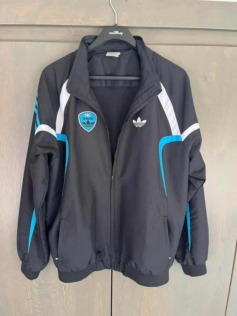 Adidas trainingspak mt L zwart met kobalt strepen, Kleding | Heren, Sportkleding, Maat 52/54 (L), Zwart, Ophalen of Verzenden