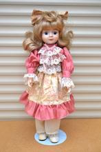 Mooie porseleinen pop met originele kleding NR 8302, Ophalen of Verzenden, Zo goed als nieuw, Pop