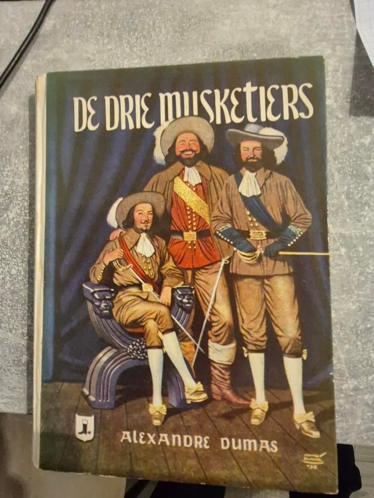De Drie Musketiers - Alexandre Dumas (Tweede Druk), Ophalen of Verzenden, Gelezen, Alexandre Dumas, Nederland