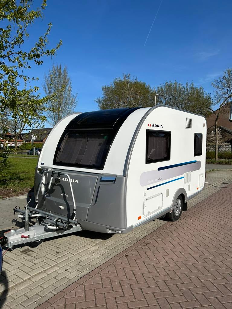 Kleine caravan: Adria Altea LH362 2021 + accessoires, Caravans en Kamperen, Caravans, Rondzit, Tot en met 2, 750 - 1000 kg, Particulier