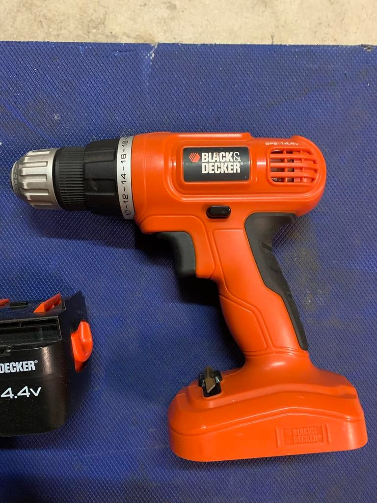Black&Decker accu boormachine 14,4V met twee accu's, Doe-het-zelf en Verbouw, Gereedschap | Boormachines, Gebruikt, Boor- en Schroefmachine