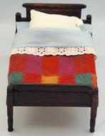 Uniek handgemaakt bed voor het poppenhuis, Ophalen of Verzenden, Zo goed als nieuw, Poppenhuis