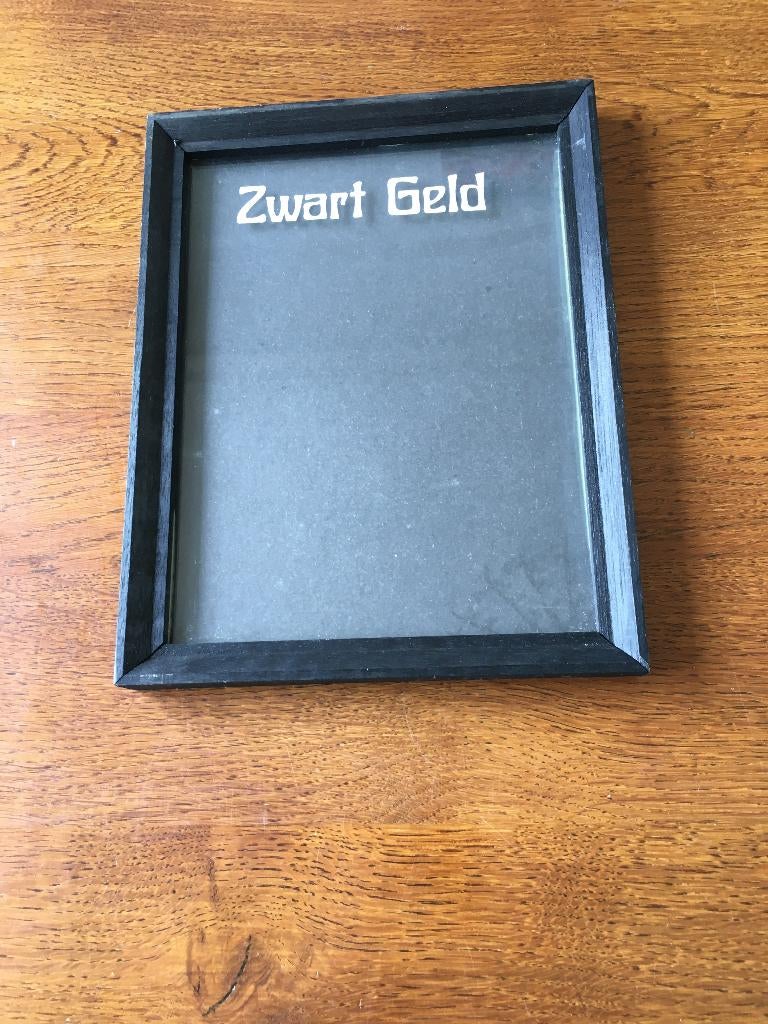 Spaarpot ' Lijst met Glas' "Zwart Geld" Nieuw, Verzamelen, Spaarpotten, Ophalen of Verzenden, Nieuw, Steen, Aardewerk of Keramiek