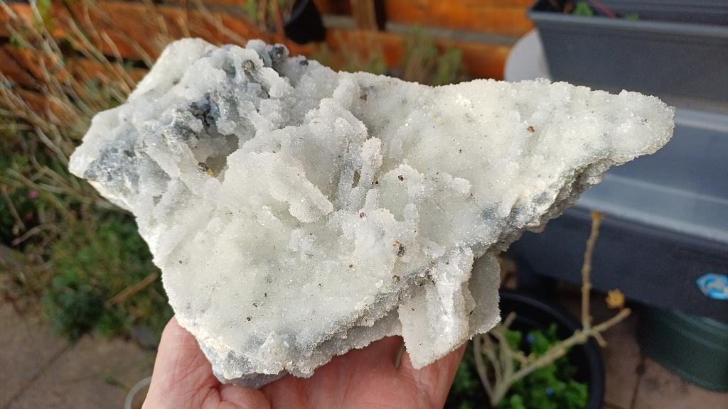 D51-01 Chalcedoon, aan onderzijde Calciet UV Madan Bulgarije, Ophalen of Verzenden, Mineraal