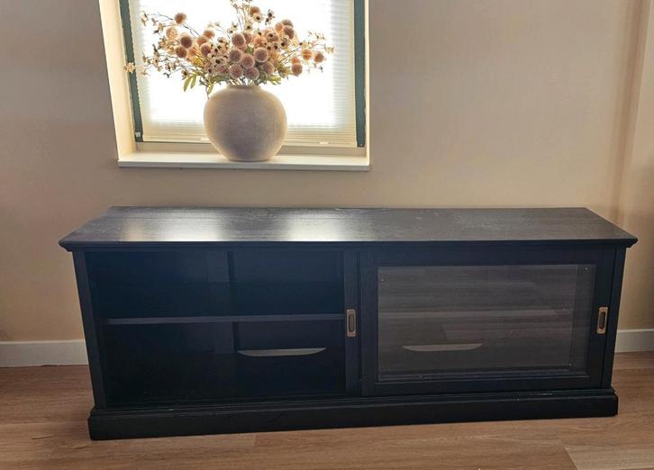 IKEA Zwarte TV-kast met glazen softclose deuren, Huis en Inrichting, Kasten | Televisiemeubels, Gebruikt, Glas, Ophalen