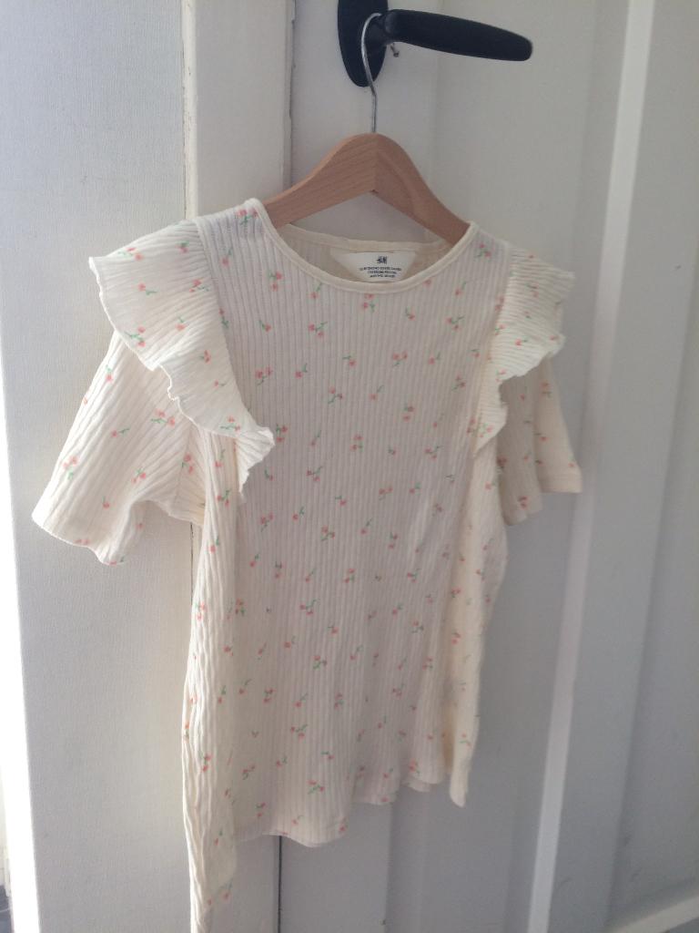 H&M shirtje bloemetjes met roezels maat 134/140 - Nieuw, Meisje, H&M, Nieuw, Ophalen of Verzenden