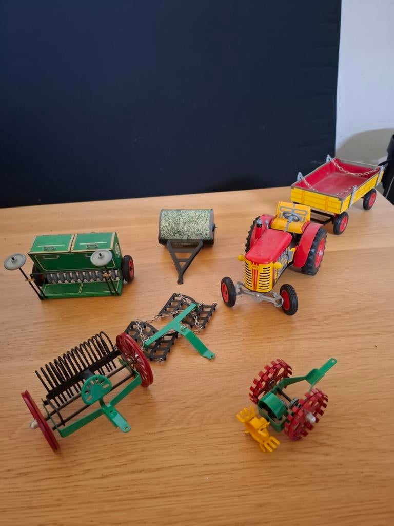 Blikken landbouwmachines en tractor met kar, Ophalen of Verzenden, Zo goed als nieuw, 1:32 tot 1:50, Overige merken