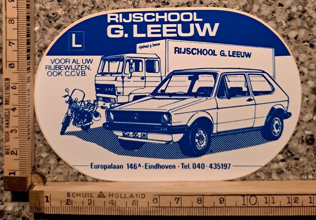 Vintage sticker Volkswagen Golf logo merk Rijschool Leeuw, Verzamelen, Stickers, Zo goed als nieuw, Ophalen of Verzenden