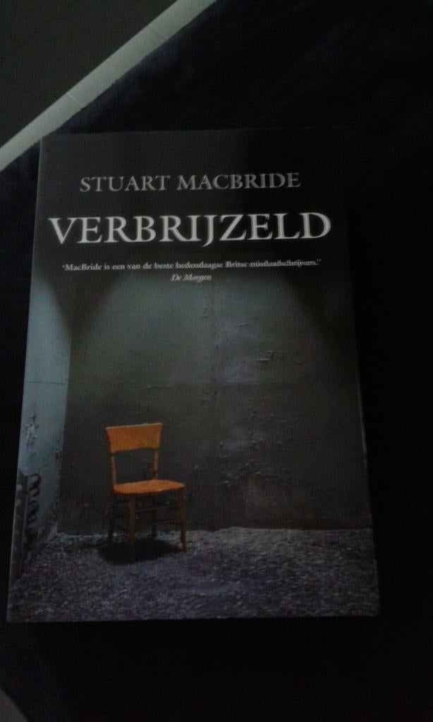 Verbrijzeld - Stuart MacBride, Boeken, Thrillers, Zo goed als nieuw, Europa overig, Ophalen of Verzenden