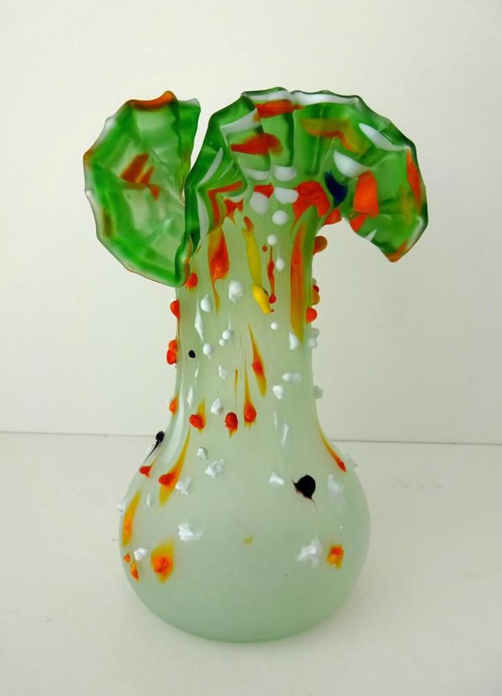 Glazen vaas groen opaline rode witte stukjes Murano 3766-g, Antiek en Kunst, Antiek | Glas en Kristal, Ophalen of Verzenden