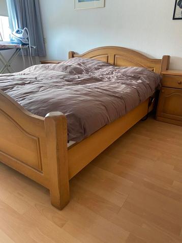 Bed met elektrische lattenbodems 160x200 beschikbaar voor biedingen
