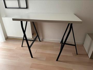 Bureaublad wit met 2 losse poten gratis af te halen 